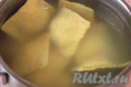 А можно приготовить сразу, для этого необходимо влить в кастрюлю воду, поставить на плиту и довести до кипения, посолить. Опустить равиоли в кипящую воду, как только они всплывут на поверхность, варить 5-7 минут (время варки зависит от толщины теста и размера равиоли). Готовность равиоли можно проверить так: разрезать пополам и попробовать тесто и начинку.