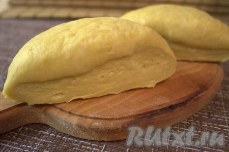 Отлежавшееся тесто разделить на две части.