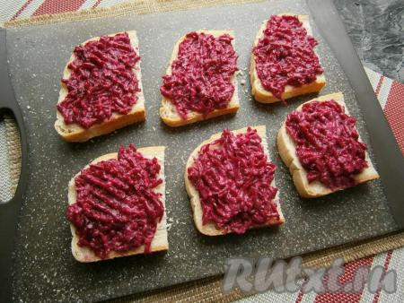 Ломти батона намазать щедро свекольной смесью.