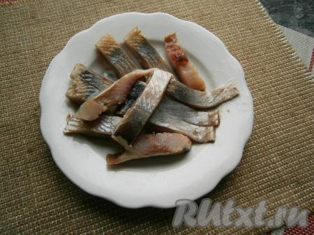 Филе сельди нарезать кусочками шириной около 1 см.