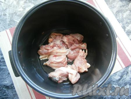 Очистить морковь, картофель, лук и чеснок. Мясо курицы с костью порубить на кусочки. 3 столовые ложки растительного масла влить в чашу мультиварки, выложить кусочки курицы.