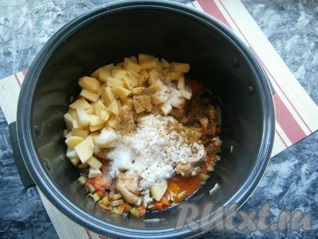 Перемешать и добавить картофель, нарезанный кубиками, а также промытый рис, соль, чёрный молотый перец и специи.