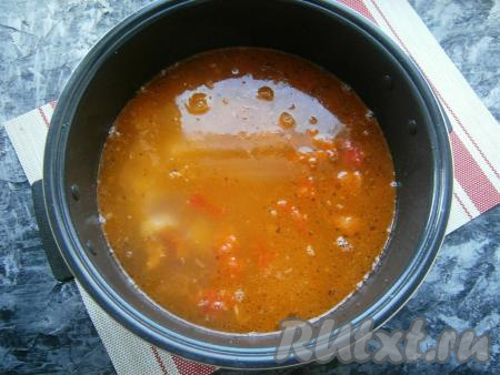 Влить 2,5 литра горячей воды,&nbsp;выставить режим "Суп" на 1 час&nbsp;и закрыть крышку мультиварки.