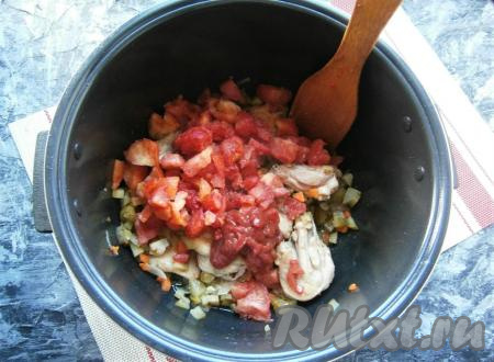 С помидоров снять кожицу, предварительно залив их кипятком на несколько минут, затем нарезать на кусочки (у меня помидоры свежезамороженные), добавить их в чашу вместе с томатной пастой.