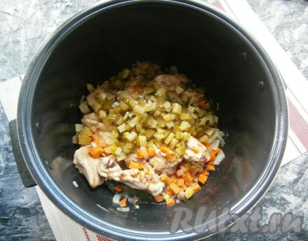 Далее&nbsp;в чашу добавить  солёные (или маринованные огурцы), нарезанные небольшими кубиками, снова перемешать и готовить оставшиеся 5 минут на том же режиме.