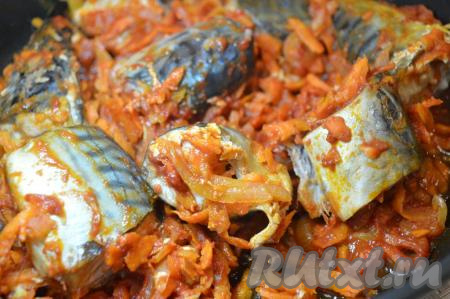 Скумбрия, тушёная с морковью и луком на сковороде, готова, можно звать близких и угощать вкусной и полезной рыбкой. Подать блюдо можно с отварной картошкой, рисом или макаронами, дополнив тушёными овощами.