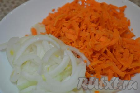 Почистить лук и нарезать на тонкие перья. Почистить морковь, а затем натереть на крупной тёрке.