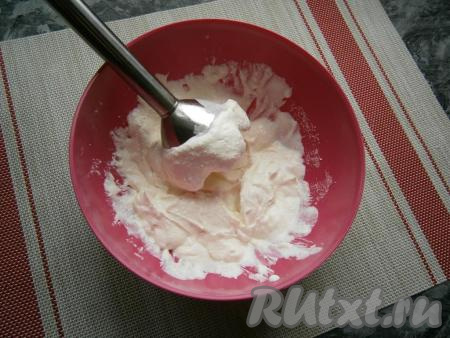 Взбить творог&nbsp;погружным блендером до кремообразного состояния.