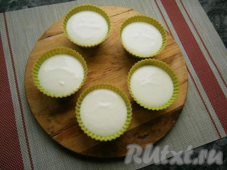 И затем&nbsp;вылить&nbsp;оставшуюся&nbsp;творожно-желатиновую смесь&nbsp;доверху.