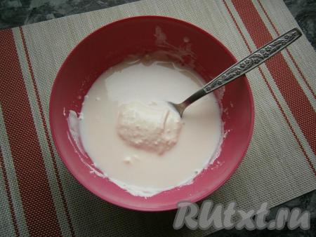 Смесь желатина и молока поставить на водяную баню. Растопить желатин, помешивая (не кипятить), затем немного остудить и влить в творожную массу, тщательно перемешать.