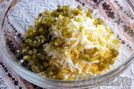 Добавить мелко нарезанную маринованную черемшу.