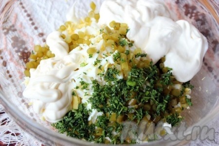 Затем добавить сметану, майонез, пропущенный через пресс чеснок и мелко рубленную зелень петрушки.