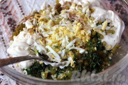 По желанию и по вкусу можно посыпать молотым душистым перцем, затем соус из сметаны и яиц тщательно перемешать.