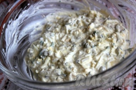 По желанию и по вкусу можно посыпать молотым душистым перцем, затем соус из сметаны и яиц тщательно перемешать.