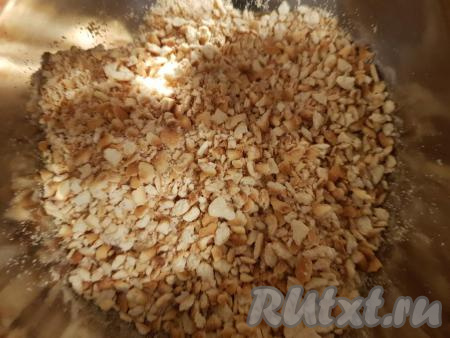 Толкушкой растолочь крекер на мелкие кусочки.