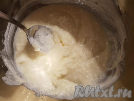 Хорошенько перемешать ложкой масло со сметаной и сахаром.