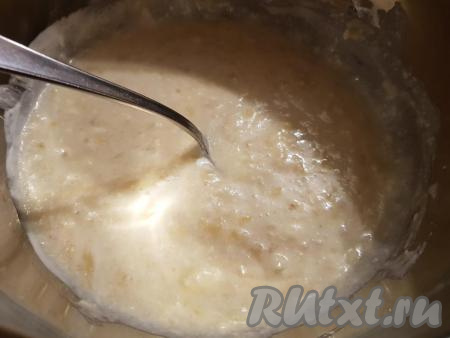 Перемешать смесь сметаны, масла и банана до однородности.