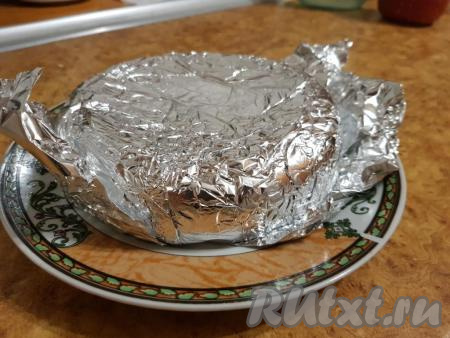 Перевернуть кастрюлю с тортом на плоскую тарелку.