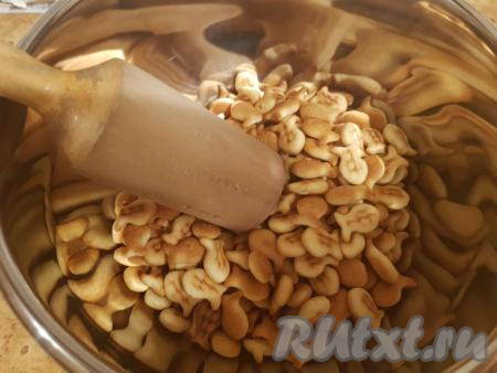 Высыпать в глубокую миску крекер (я обычно использую крекер "Рыбки").