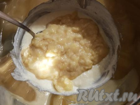 В смесь из сметаны, сахара и масла добавить растолчённый банан.