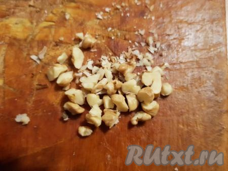 Далее очень вкусный торт, приготовленный из крекеров "Рыбки" со сметаной и бананами, можно украсить, для этого нужно очистить грецкие орехи от скорлупы и нарезать их на мелкие кусочки.