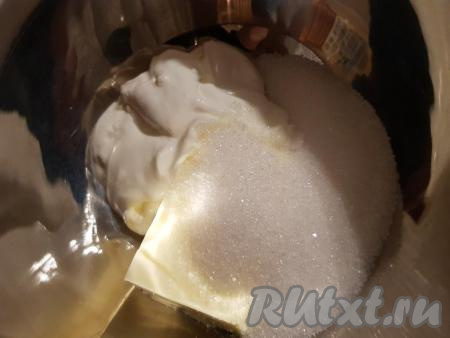 Далее в глубокую миску выложить сметану, сахар и мягкое сливочное масло (советую масло за несколько часов до приготовления торта достать из холодильника, оно должно быть комнатной температуры).
