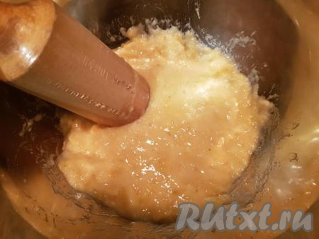 В отдельной тарелке растолочь спелые бананы до однородной массы (можно измельчить бананы погружным блендером).