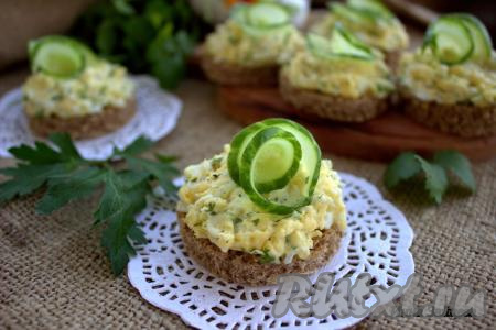Бутерброды с яйцами, сыром и чесноком