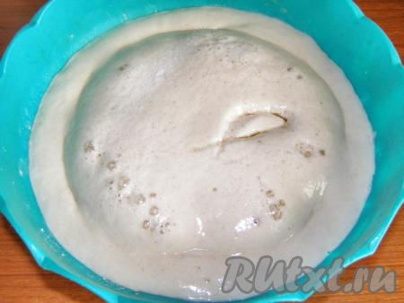 Через 15 минут опара будет пениться. Добавляем в неё соль, подсолнечное масло и перемешиваем.