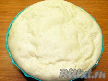 Когда пройдёт время, тесто хорошо поднимется и увеличится в объёме больше, чем в 2 раза. Обминаем тесто ещё раз.