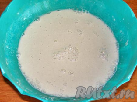 Добавляем 3-4 столовые ложки муки и хорошо взбиваем венчиком так, чтобы не было комочков. По консистенции опара должна получиться, как не очень густая сметана. Оставляем опару в тёплом месте, примерно, на 15 минут.