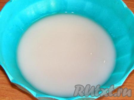 Для приготовления опары в тёплую воду кладём сахар, добавляем дрожжи и тщательно перемешиваем, чтобы сахар и дрожжи растворились.