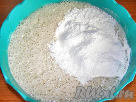 Муку просеиваем через сито, чтобы она насытилась кислородом, и добавляем её в опару, но не всю сразу, а частями. Смешиваем опару с мукой сначала ложкой.