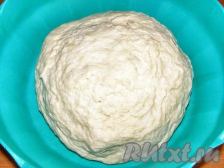 Когда тесто будет достаточно плотным, замешиваем его руками. Если тесто прилипает к рукам и посуде, подсыпаем ещё немного муки. Муки может понадобится чуть больше или меньше, чем указано в рецепте. Лучше всего добавлять муку частями, чтобы добиться нужной консистенции - готовое тесто должно стать&nbsp;мягким, эластичным&nbsp;и не липнуть к рукам. Накрываем тесто пищевой плёнкой и убираем в тёплое место минут на 45-60.