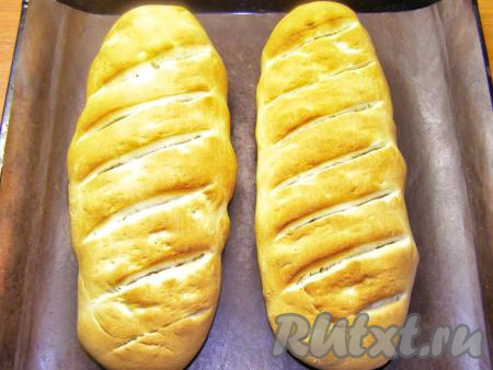 Выпекаем хлеб, примерно, 10-15 минут, пока он не покроется красивой золотистой корочкой и не появится приятный запах свежей домашней выпечки.