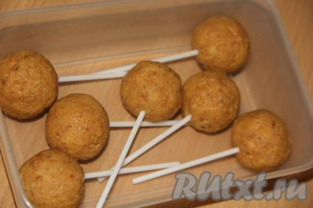 Достать шарики и вставить палочки. Снова убрать шарики в морозилку на минут 20.