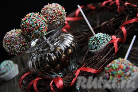 Вот такие красивые и очень вкусные пирожные "Кейк-попсы" на палочке получились. Уверена, этот десерт понравится многим!