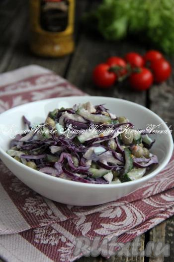 Салат с краснокочанной капустой и свежими огурцами