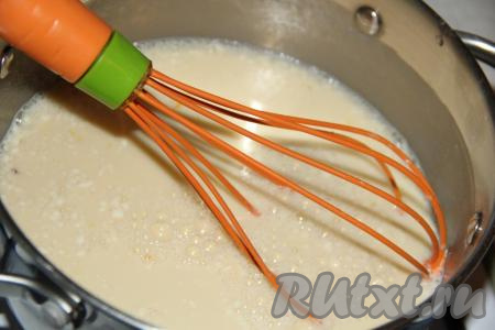 Получившуюся массу тщательно перемешать венчиком и поставить на средний огонь.