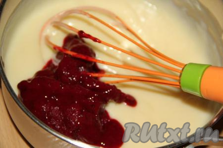 Далее в горячий заварной крем добавить ягодное пюре.