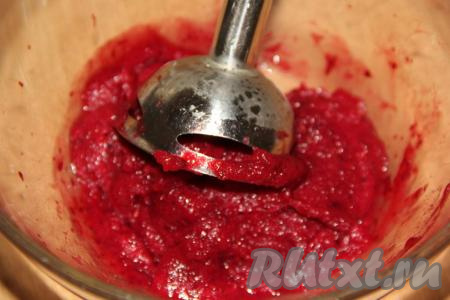 Для приготовления заварного крема можно использовать свежие ягоды или замороженные, предварительно разморозив их и слив лишнюю жидкость. Ягоды выложить в миску и пюрировать с помощью погружного блендера.