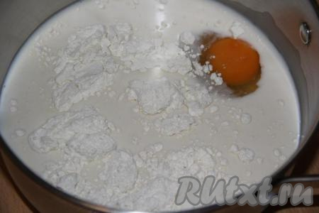 К молоку и яйцу всыпать сахар и муку.