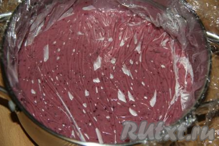 Накрыть крем пищевой плёнкой так, чтобы плёнка легла на крем (благодаря плёнке, на поверхности крема не появится корочка) и дать полностью остыть при комнатной температуре.