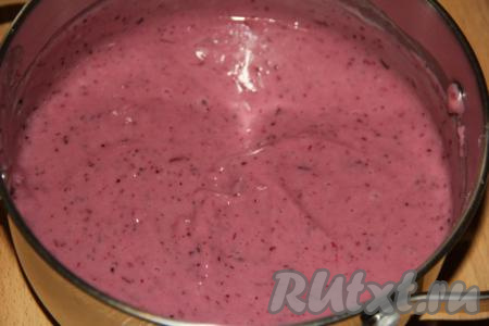 Перемешать заварной крем с ягодами, получится масса средней густоты.