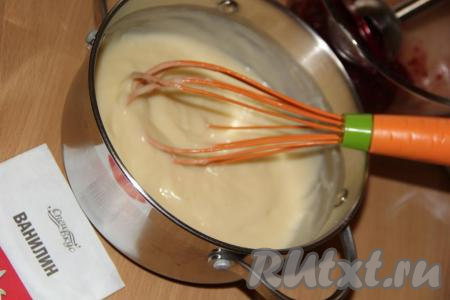 При непрерывном перемешивании венчиком довести содержимое кастрюли до кипения. Затем варить заварной крем, не переставая помешивать, на небольшом огне в течение 3 минут. Снять кастрюлю с огня, добавить ванильный сахар, перемешать.