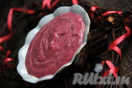 Заварной ягодный крем получается красивым, вкусным, в меру густым, он станет отличным дополнением к различной выпечке, оладушкам и блинам.