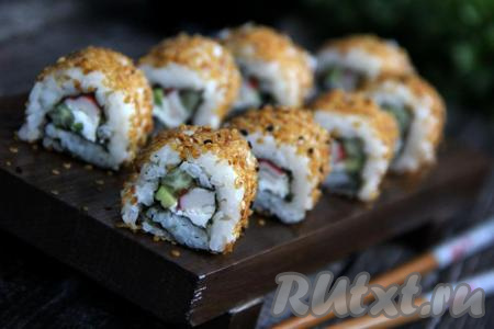 Нарезать ролл острым ножом на 6 или 8 кусочков. Аналогично сформировать все роллы. У меня получилось 20 штук. Вкусные и нежные роллы, приготовленные с авокадо и крабовыми палочками, подать к столу с соевым соусом и имбирём. Роллы получаются отличными, попробуйте!