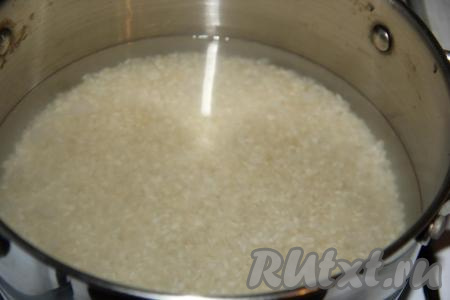 Выложить промытый рис в кастрюлю, влить холодную воду (на 100 грамм риса нужно 200 мл воды), поставить на огонь, довести до кипения. После закипания воды уменьшить до минимума огонь, кастрюлю накрыть крышкой. Варить рис до полного испарения жидкости (минут 15-20). Как только вода испарится, убрать кастрюлю с огня, добавить в рис уксус и перемешать лопаткой. Накрыть кастрюлю полотенцем и остудить рис.