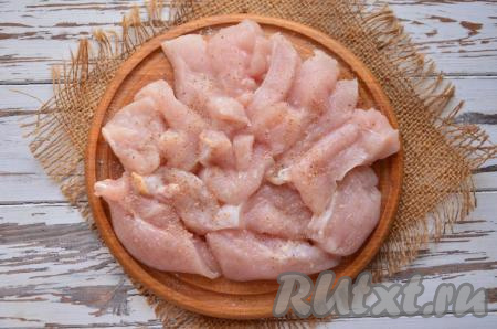 Подсолите кусочки курицы, присыпьте специями - можно взять молотый чёрный перец, душистый перец, кориандр. Уберите курицу в холодное место, накрыв пищевой плёнкой, минут на 20.