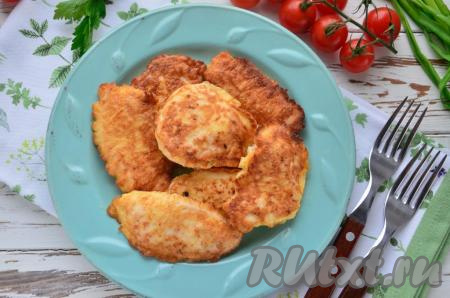 Вкусное, сочное куриное филе в оригинальном сырном кляре готово. Подавать его можно сразу, со свежими овощами, зеленью и соусом.
